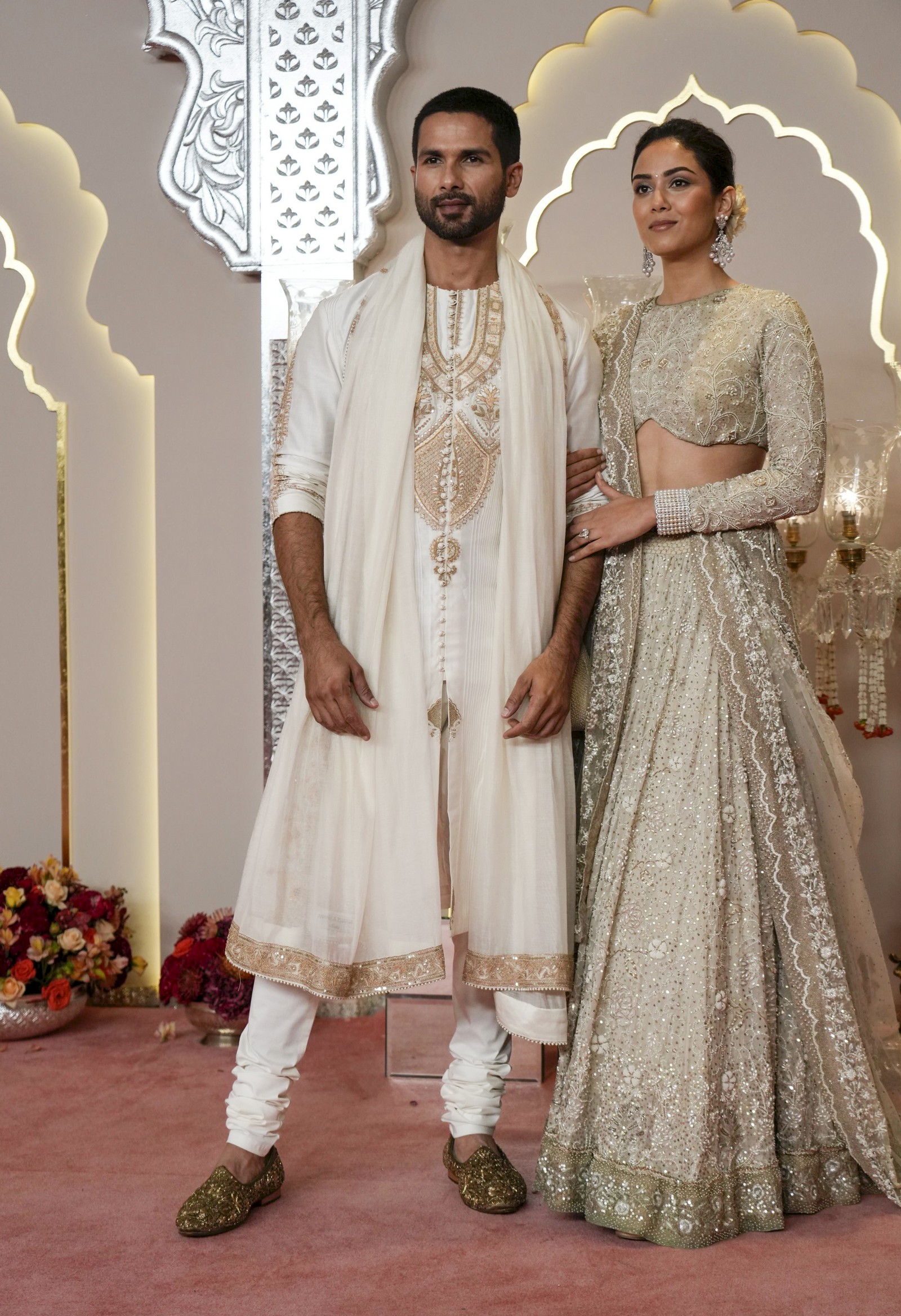 Ο Ινδός ηθοποιός Shahid Kapoor ποζάρει για μια φωτογραφία με τη σύζυγό του Mira Rajput