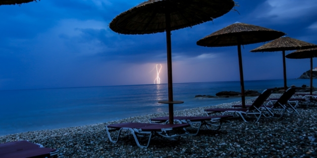 Κακοκαιρία: Τι πρέπει να κάνουμε όταν πέφτουν κεραυνοί – Προσοχή στη θάλασσα