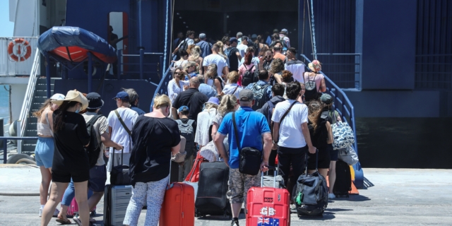 Ξαπλώστρα vs ακτοπλοϊκά εισιτήρια – Τελικά τι “καίει’ περισσότερο την τσέπη;