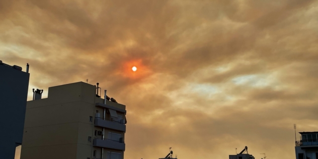 Φωτιά στην Εύβοια: Σκοτείνιασε ο ουρανός της Αττικής