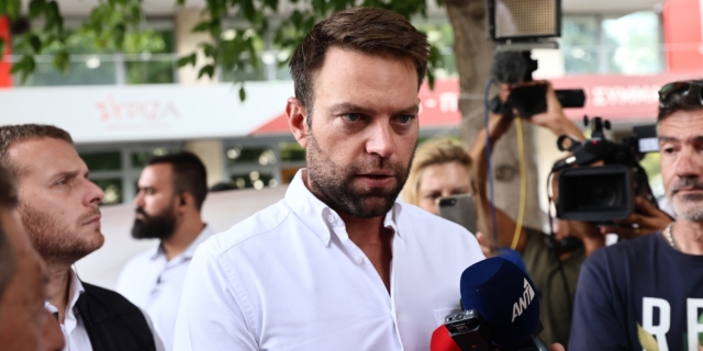 Ο Σ. Κασσελάκης προσερχόμενος στην Κουμουνδρούρου