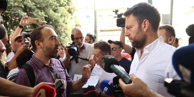 O Στέφανος Κασσελάκης στην Κουμουνδούρου με εργαζόμενους της Αυγής