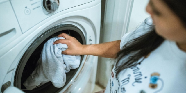 Βοηθάει ή όχι το λευκό ξύδι στο πλύσιμο των ρούχων;