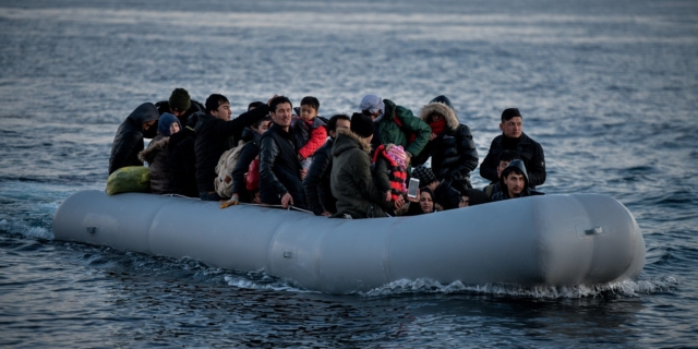 Eντοπίστηκαν 66 αλλοδαποί σε λέμβο νότια της Θήρας