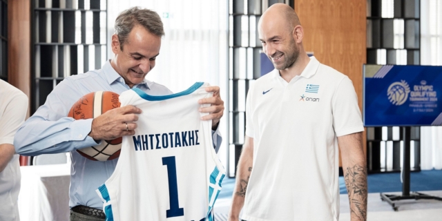 Ο Κ. Μητσοτάκης συνάντησε την Εθνική Μπάσκετ – Τα δώρα των αθλητών