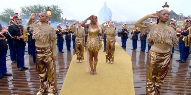 Ολυμπιακοί Αγώνες 2024: Η Γαλλίδα superstar Aya Nakamura ξεσήκωσε το πλήθος με τα τραγούδια της