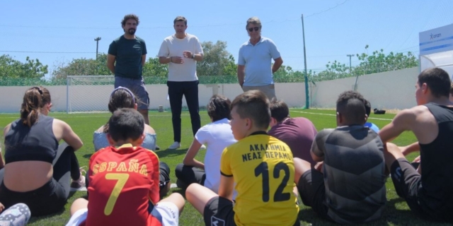 Τα παιδιά από «Το Χαμόγελο του Παιδιού» παίζουν μπάλα με Θωμά Μαύρο, Τάκη Φύσσα και Μελέτη Ηλία