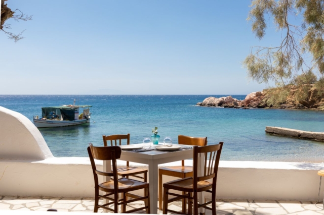 Για ψάρι μπουρδέτο και μαραθόπιτα στην Cookoovaya, αλλά στην Αντίπαρο