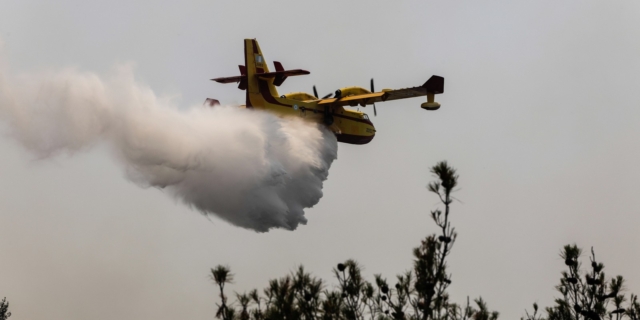 Canadair σε κατάσβεση φωτιάς (φωτογραφία αρχείου)