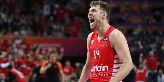 Ο Ολυμπιακός προανήγγειλε Σάσα Βεζένκοβ… με Βασίλη Καρρά