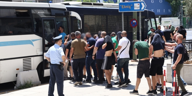 Προσαγωγή των οπαδών του Παναθηναϊκού που εμπλέκονταν στην άγρια συμπλοκή