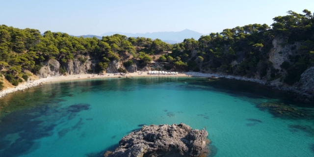 Αλωνάκι: Η πιο γραφική παραλία της Ηπείρου με τα καταπράσινα νερά