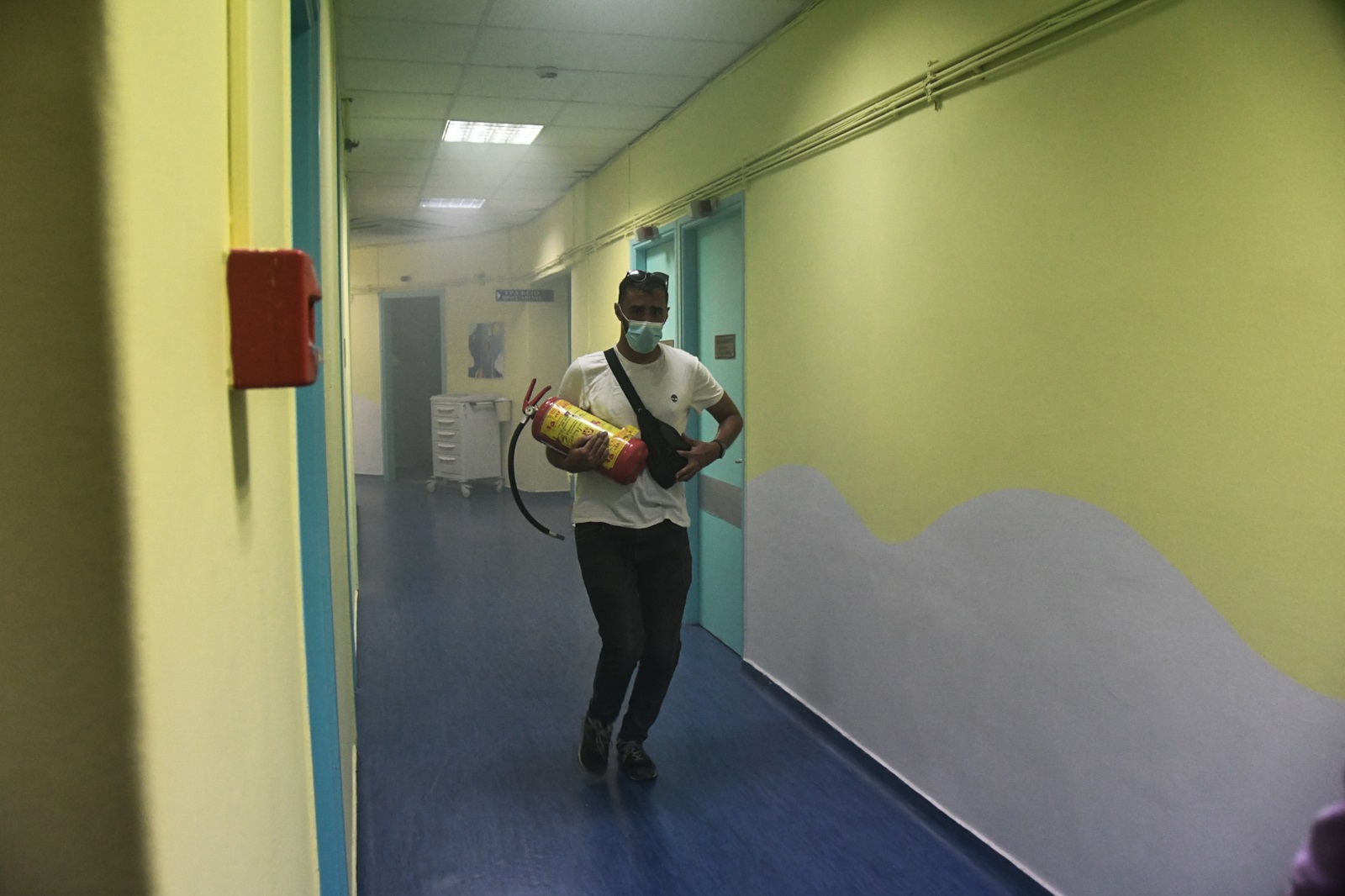 Οι φλόγες έφτασαν στο Καραμανδάνειο Νοσοκομείο