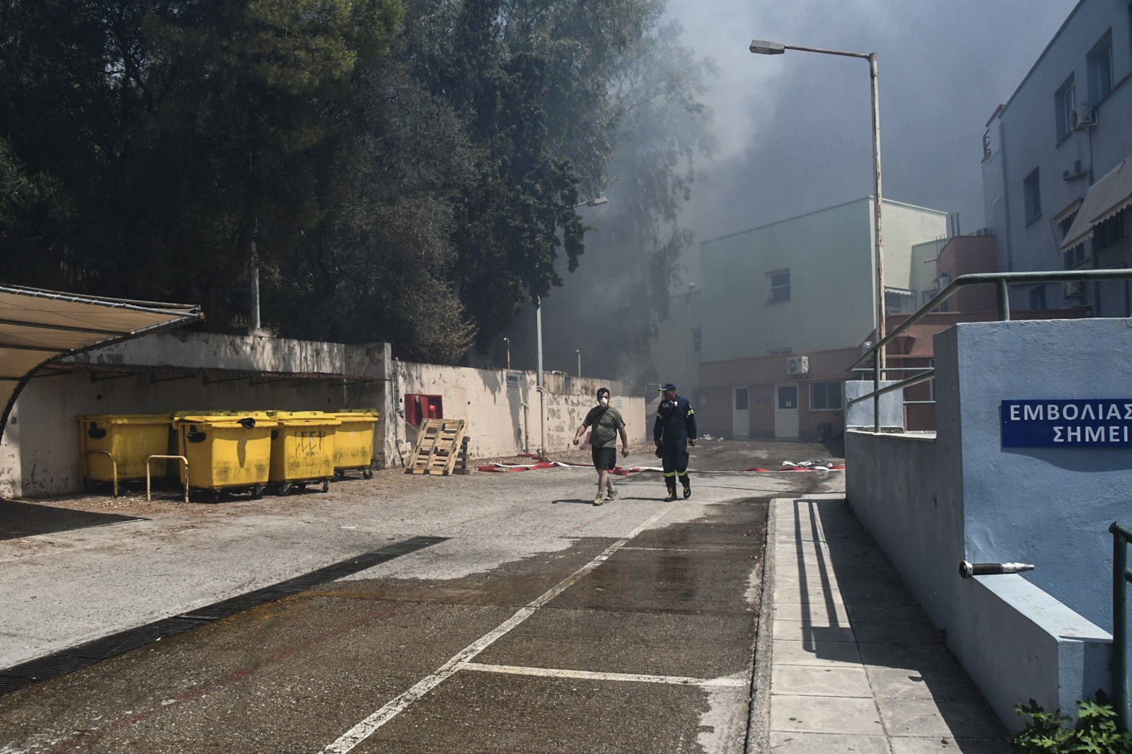 Οι φλόγες έφτασαν στο Καραμανδάνειο Νοσοκομείο