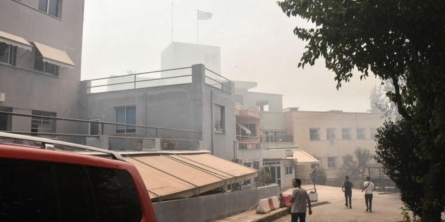 Οι φλόγες έφτασαν στο Καραμανδάνειο Νοσοκομείο