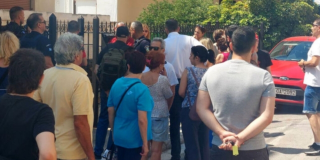 Πετρούπολη: Δήμαρχος και κόσμος απέτρεψαν πλειστηριασμό σπιτιού