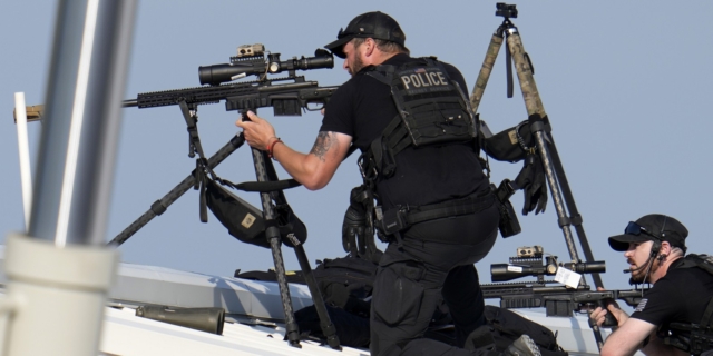 Ελεύθεροι σκοπευτές της αστυνομίας ανταποκρίνονται στα πυρά σε ομιλία του Τραμπ
