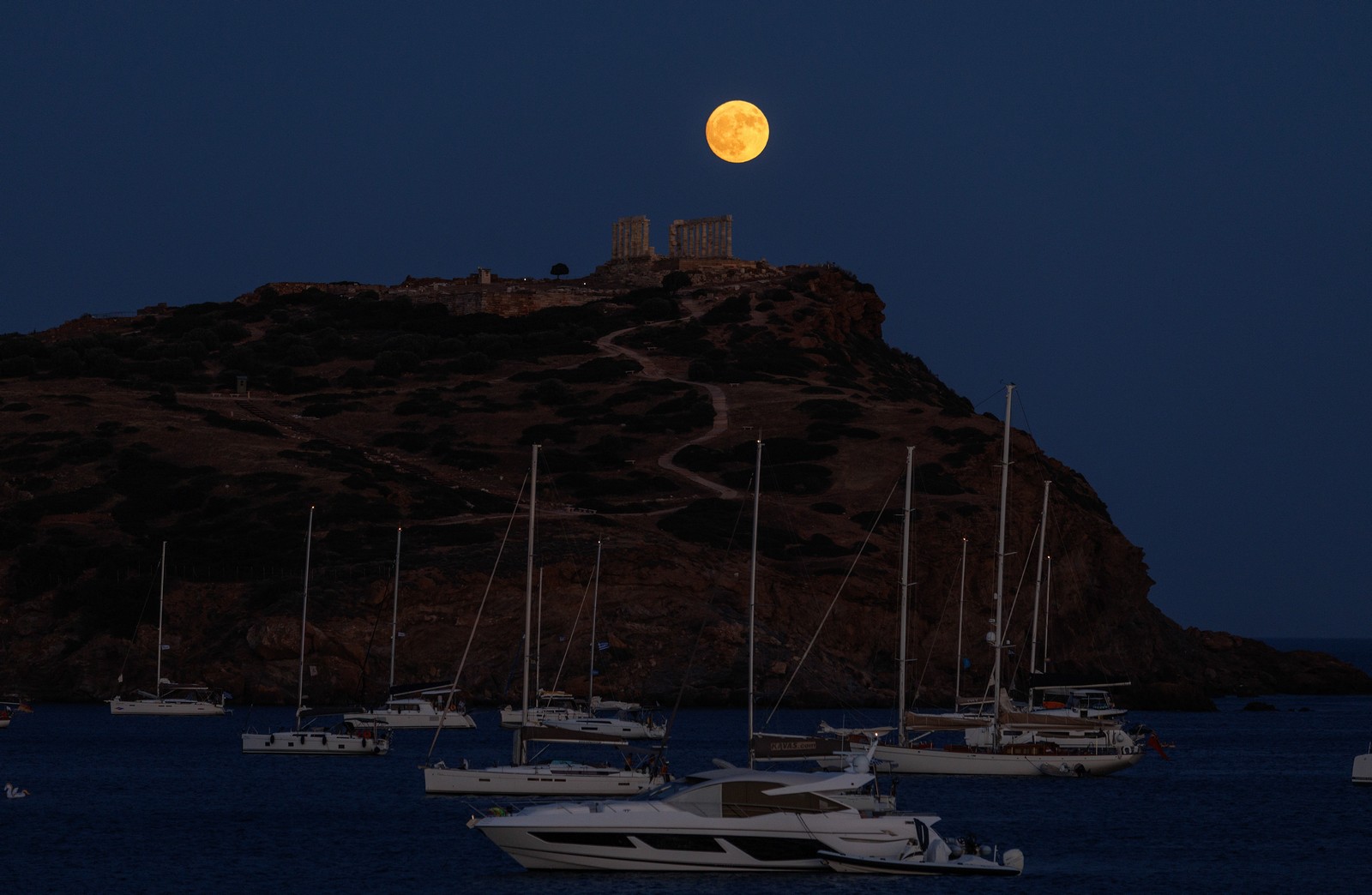 Το φεγγάρι του ελαφιού στο Σούνιο
