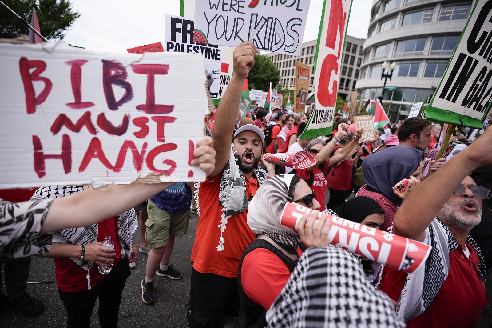 Άτομα διαδηλώνουν κοντά Καπιτώλιο κατά τη διάρκεια της επίσκεψης του Ισραηλινού πρωθυπουργού Μπενιαμίν Νετανιάχου