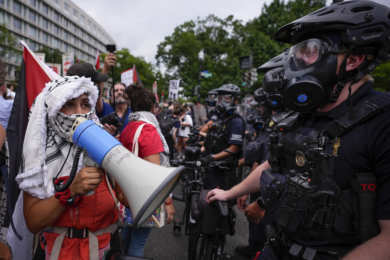 Άτομα διαδηλώνουν κοντά Καπιτώλιο κατά τη διάρκεια της επίσκεψης του Ισραηλινού πρωθυπουργού Μπενιαμίν Νετανιάχου