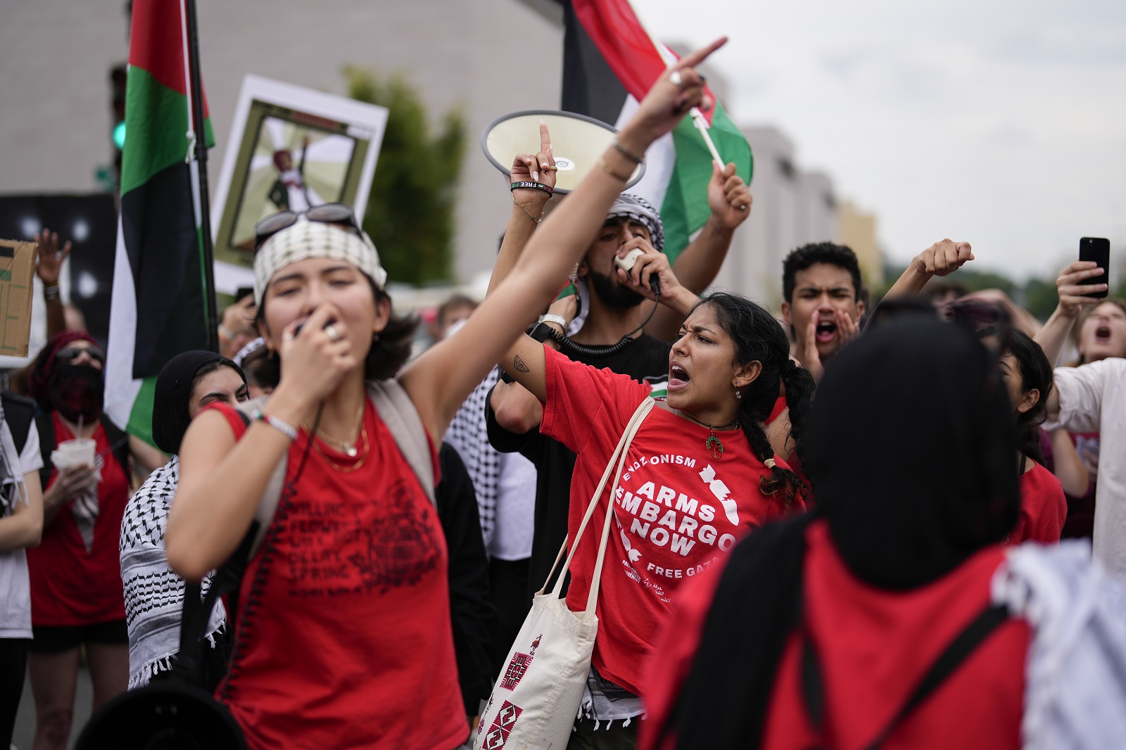 Άτομα διαδηλώνουν κοντά Καπιτώλιο κατά τη διάρκεια της επίσκεψης του Ισραηλινού πρωθυπουργού Μπενιαμίν Νετανιάχου