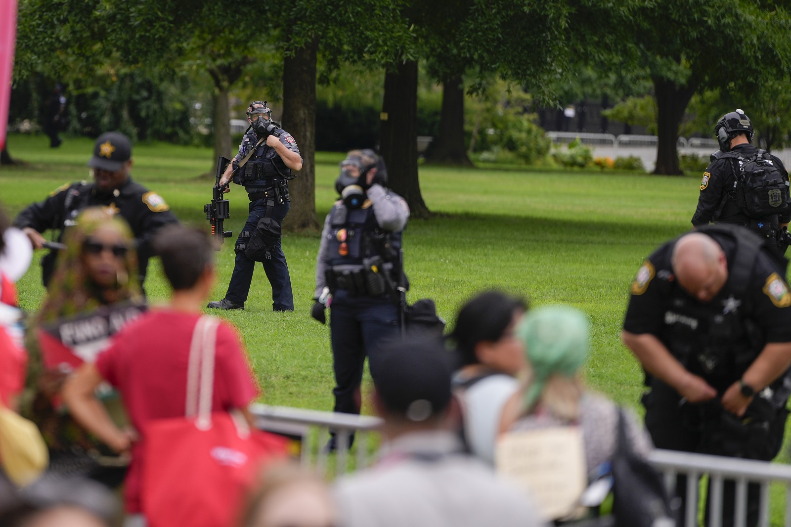 Άτομα διαδηλώνουν κοντά Καπιτώλιο κατά τη διάρκεια της επίσκεψης του Ισραηλινού πρωθυπουργού Μπενιαμίν Νετανιάχου