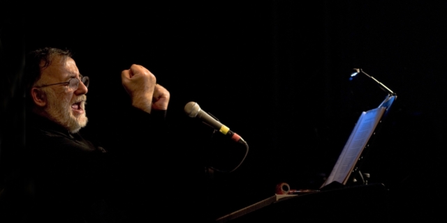 Ο Θάνος Μικρούτσικος