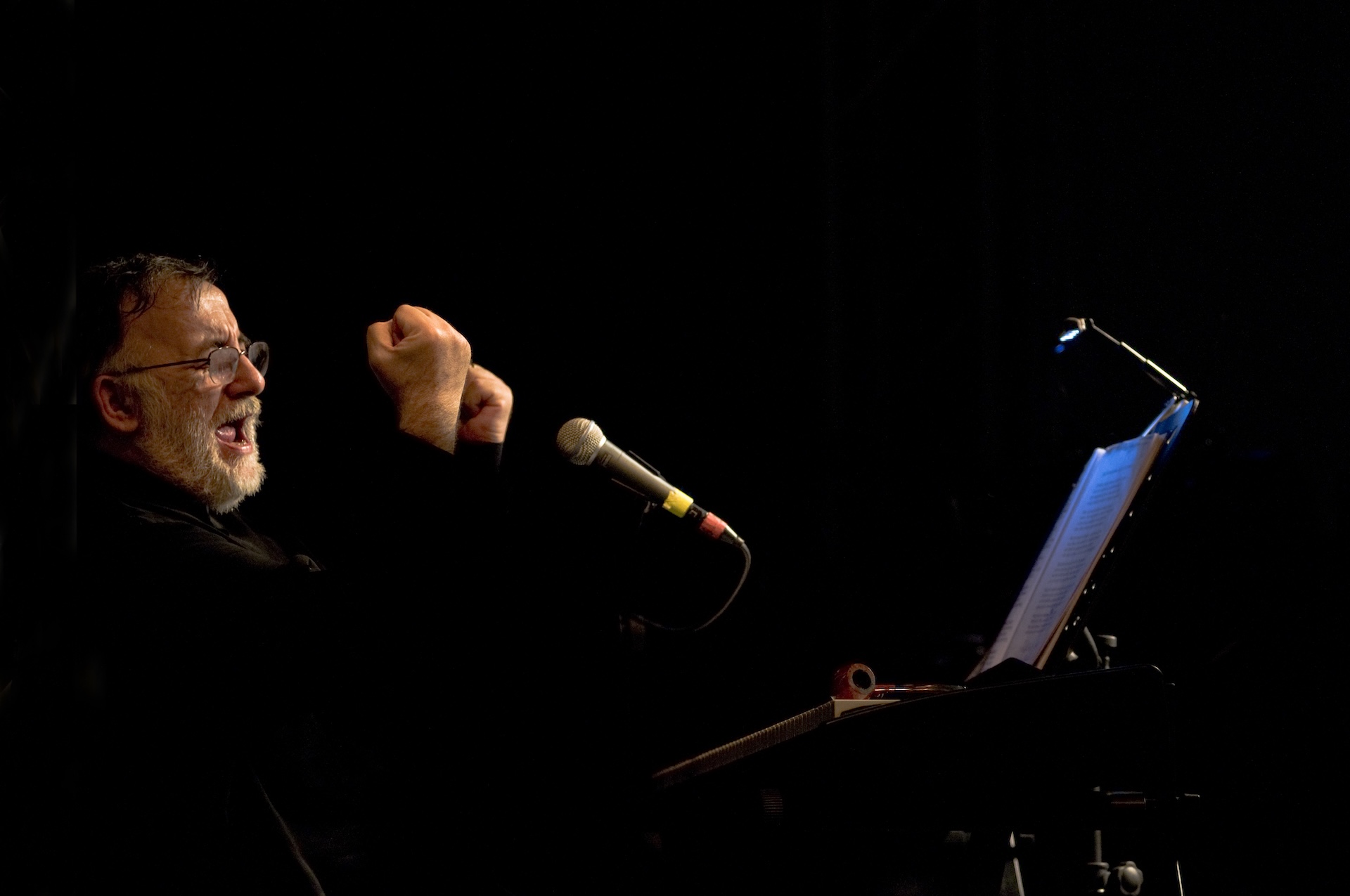 Ο Θάνος Μικρούτσικος