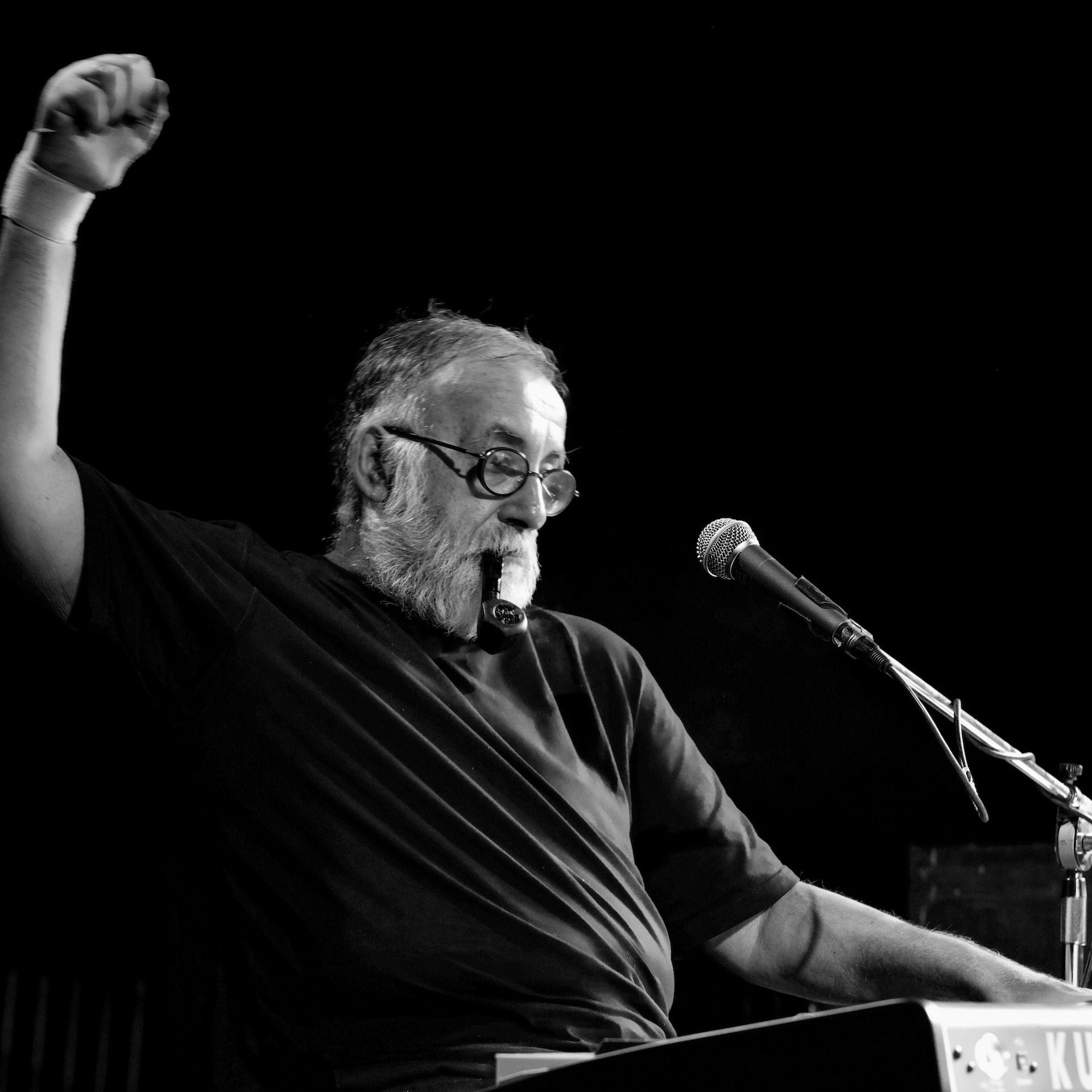 Ο Θάνος Μικρούτσικος