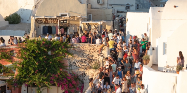 Τουρίστες στη Σαντορίνη