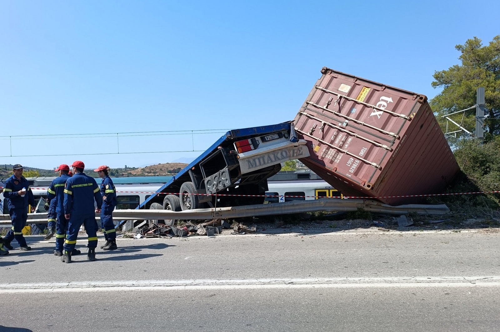 Σύγκρουση φορτηγού με τρένο κοντά στην Αυλίδα