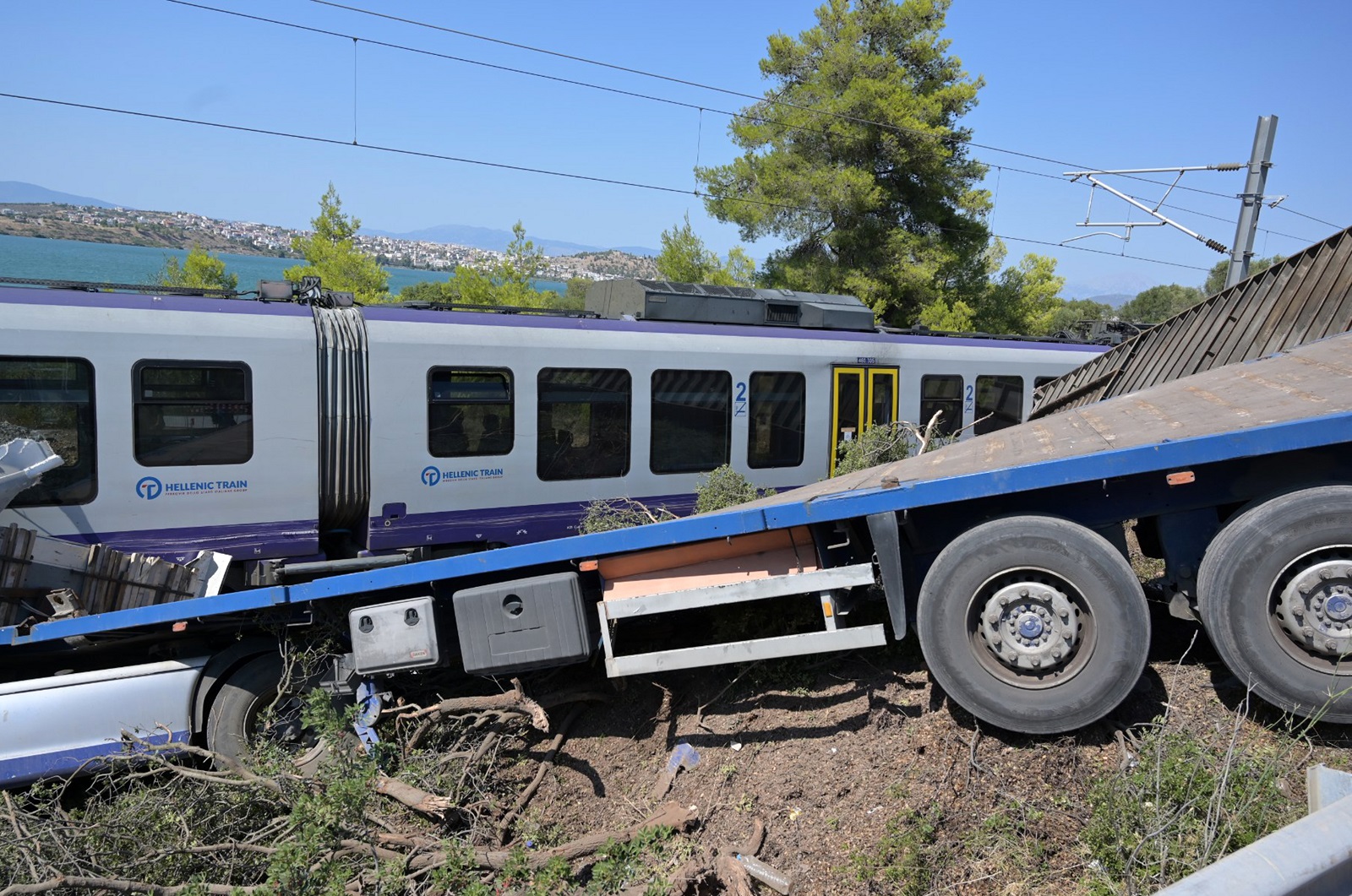 Σύγκρουση φορτηγού με τρένο κοντά στην Αυλίδα