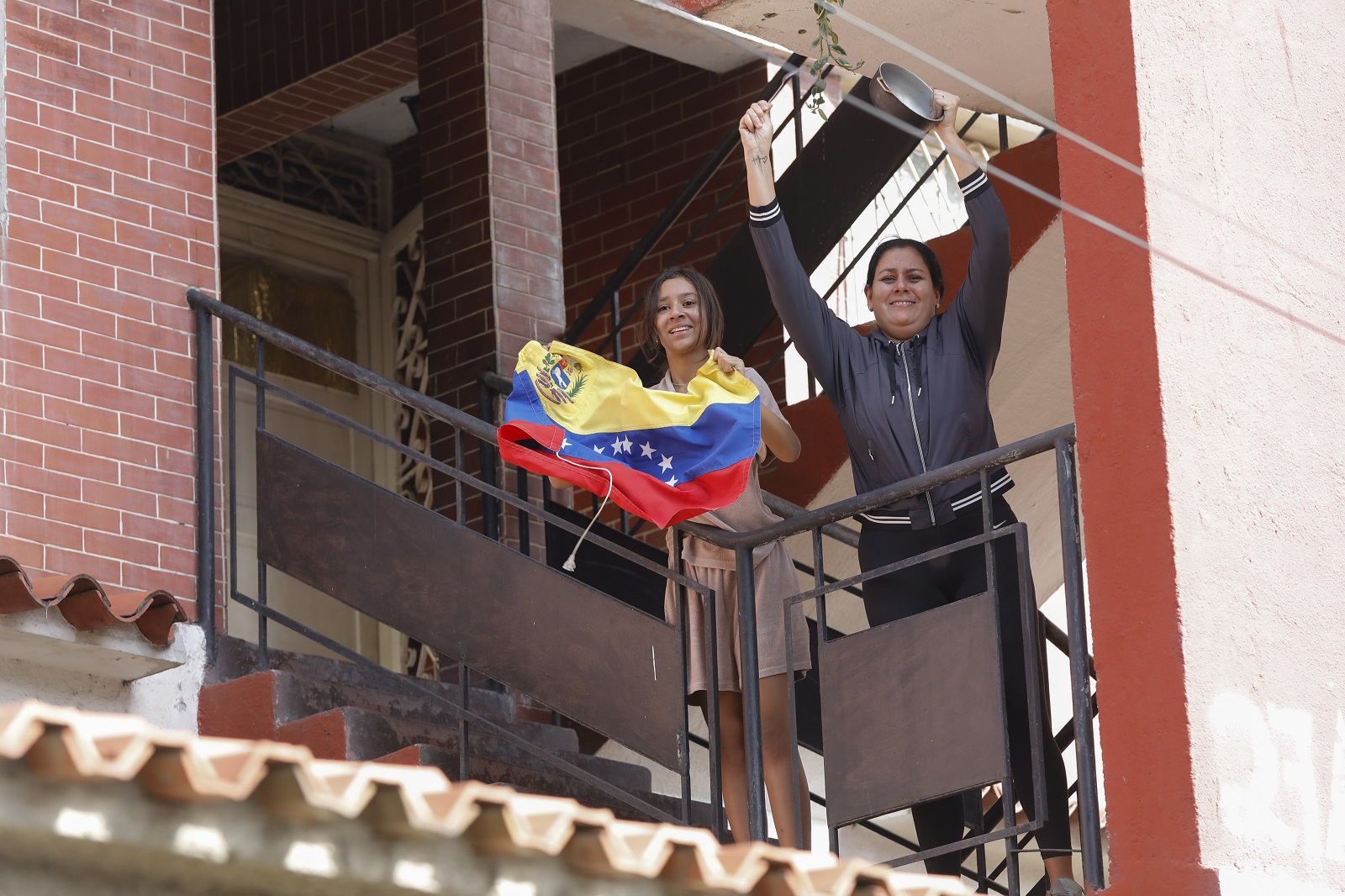 Πολίτες διαμαρτύρονται από τα μπαλκόνια τους