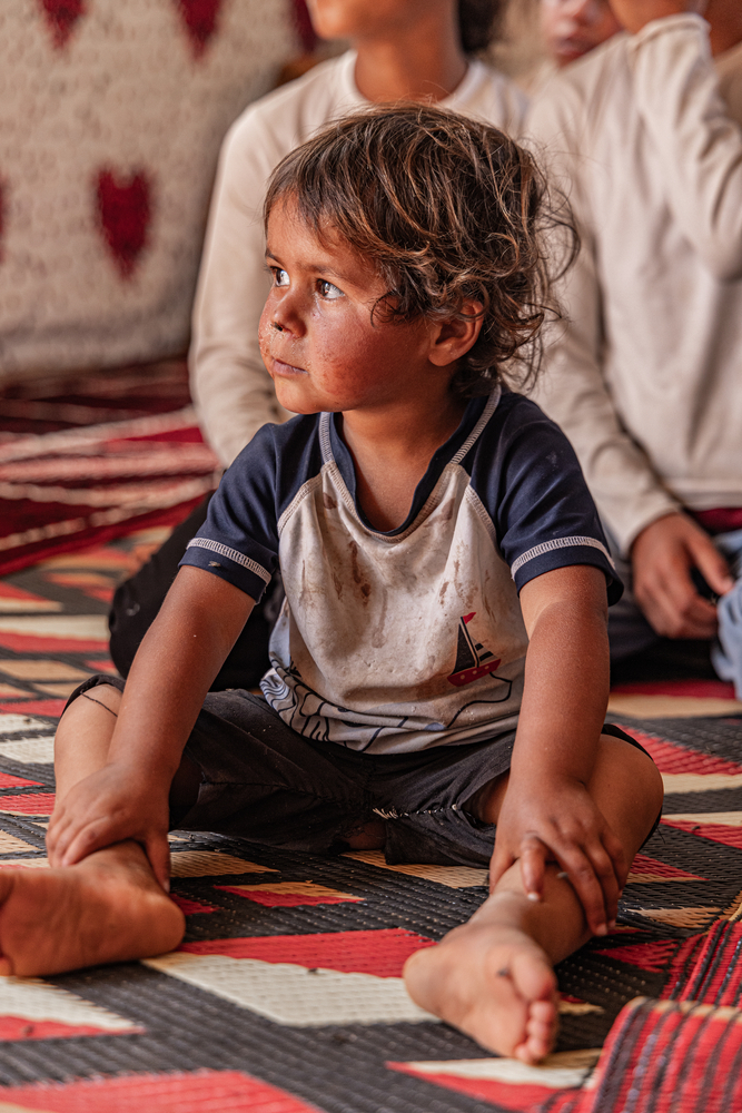 Ένα παιδί σε μια τέντα που λειτουργούσε ως σχολείο