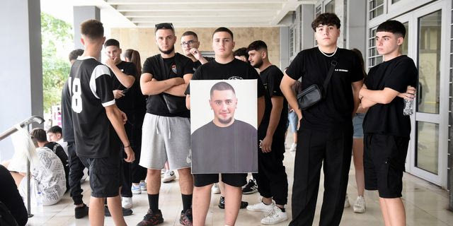 Συγγενείς και φίλοι του 19χρονου στα δικαστήρια Θεσσαλονίκης