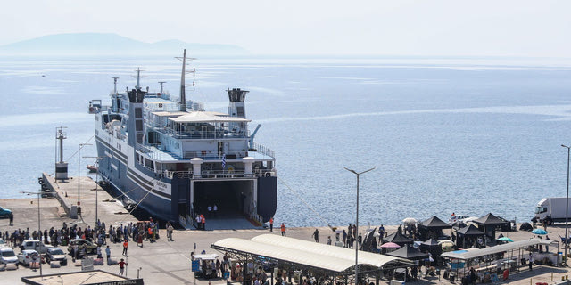 Στο Λαύριο αντί τη Ραφήνα θα καταπλεύσουν τρία πλοία λόγω της φωτιάς στην Αττική