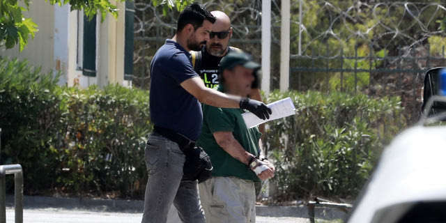 Γλυκά Νερά: Ο 80χρονος πετούσε φλεγόμενα αντικείμενα από το αυτοκίνητο