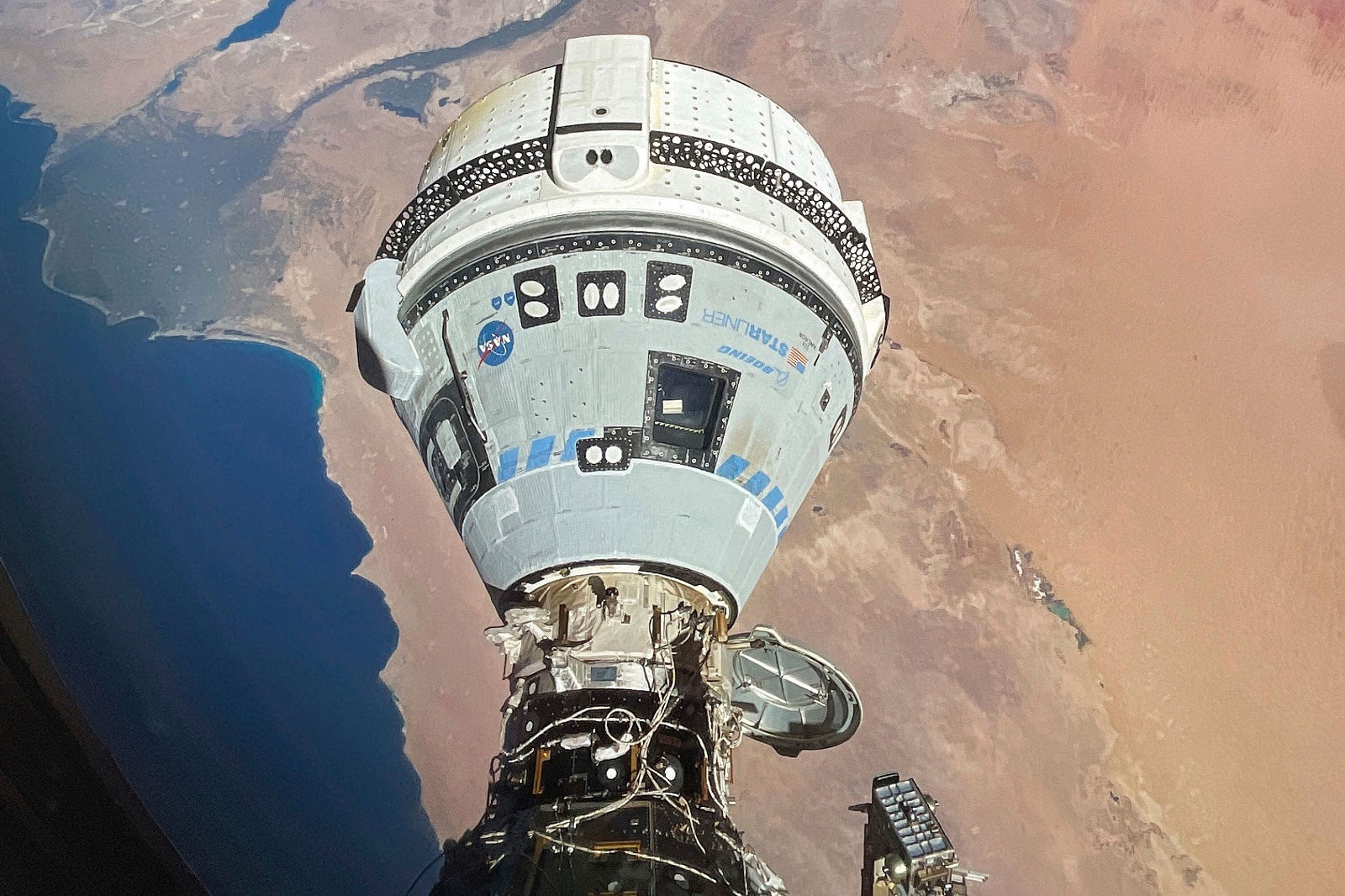 Το διαστημόπλοιο Starliner προσδεδεμένο στην ενότητα Harmony του Διεθνούς Διαστημικού Σταθμού