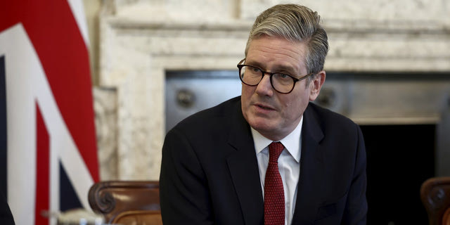 Χάος στη Βρετανία: Ο Στάρμερ βλέπει τους αρχηγούς της αστυνομίας