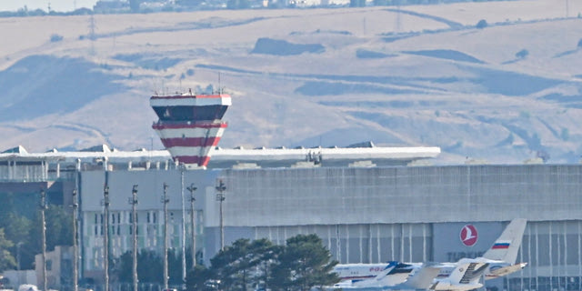 Αεροπλάνα που πιστεύεται ότι μεταφέρουν κρατούμενους προερχόμενους από τη Ρωσία κατά την άφιξή τους στο αεροδρόμιο της Άγκυρας