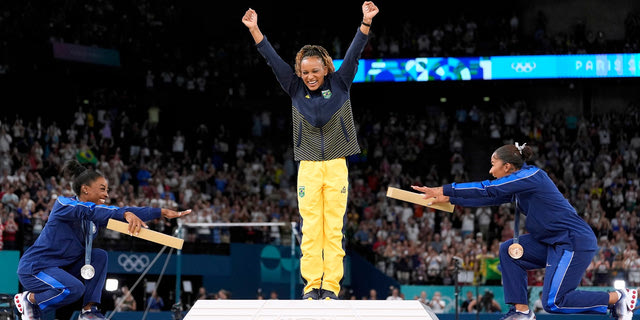 Η Σιμόν Μπίλες και η Τζόρνταν Τσάιλς υποκλίνονται στη χρυσή Ολυμπιονίκη Ρεμπέκα Αντράντε