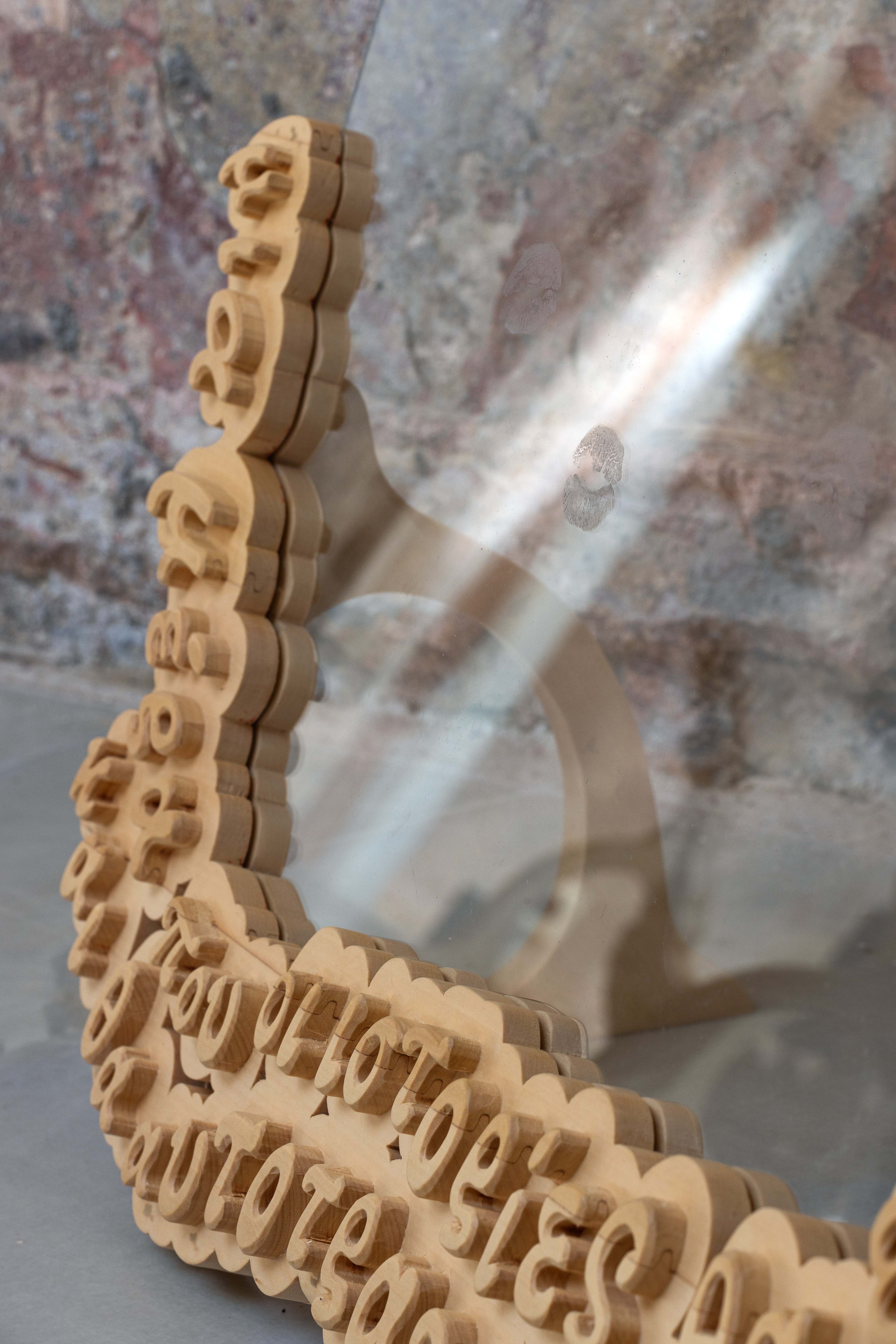 Μαρία Τσάγκαρη Μια μέρα , 2023 Τζάμια αποσπασμένα από το Ναό Ευαγγελίστριας στον Πειραιά, Ξυλόγλυπτες βάσεις (λεπτομέρεια) 65 x 51 x 25 εκ., 75 x 55 x 25 εκ., 47 x 73 x 25 εκ. Φωτογραφί α : Νίκος Αλεξόπουλος Ευγενική παραχώρηση της καλλιτέχνιδας