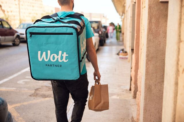 Wolt: Delivery χρησιμοποιεί το 95% των γονέων – Στο 52% η εβδομαδιαία χρήση