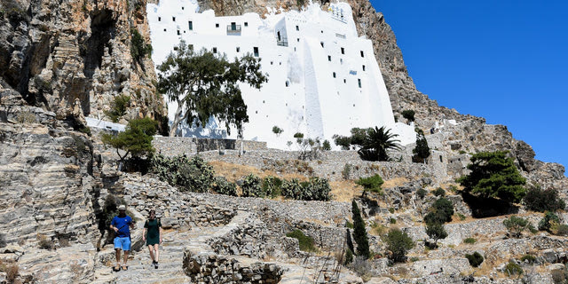 Στην Αμοργό με θέα στο απέραντο γαλάζιο απ’ το Βυζαντινό αριστούργημα της Μονής Χοζοβιώτισσας
