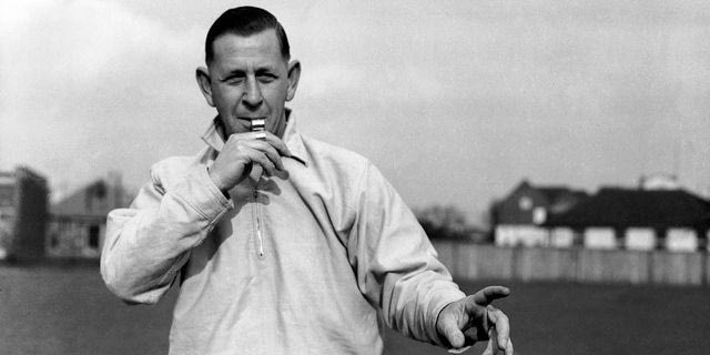 Ένα φανάρι στο δρόμο του Κεν Άστον, έφερε την κίτρινη και την κόκκινη κάρτα στο ποδόσφαιρο