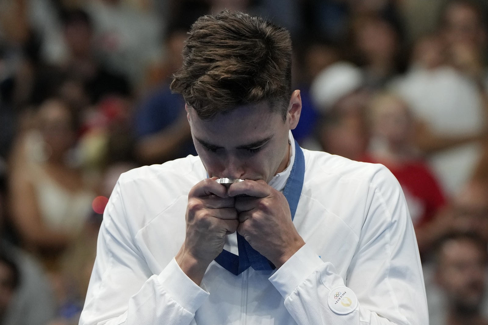 Ο Απόστολος Χρήστου λύγισε και βούρκωσε τη στιγμή της απονομής του ασημένιου μεταλλίου του