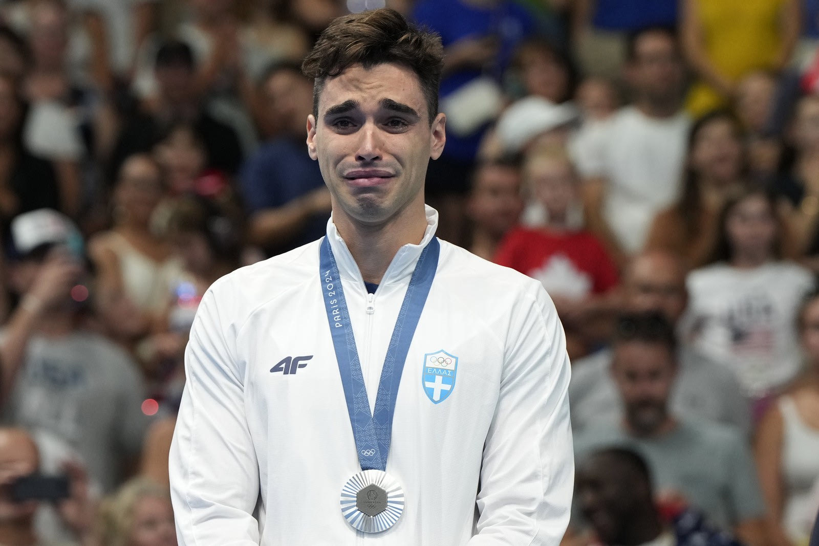 Ο Απόστολος Χρήστου λύγισε και βούρκωσε τη στιγμή της απονομής του ασημένιου μεταλλίου του