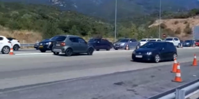 Βίντεο: Αυτοκίνητο κινείται ανάποδα στην Εγνατία Οδό και σπάει διόδια