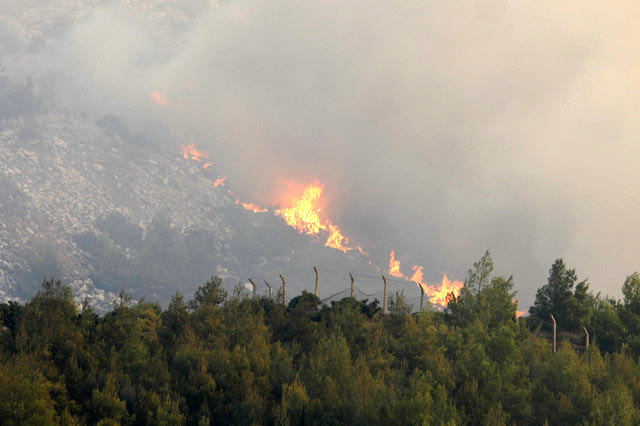 Φωτιά στην Αττική: 180 απεγκλωβισμοί ατόμων – Στο Ίλιον μεταφέρθηκαν 32 παιδιά από την Πεντέλη