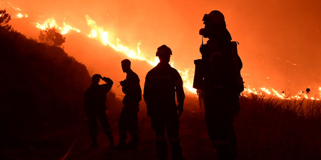 Φωτιά στην Αττική: Συγκλονιστικές φωτογραφίες – Σκοτείνιασε ο ουρανός